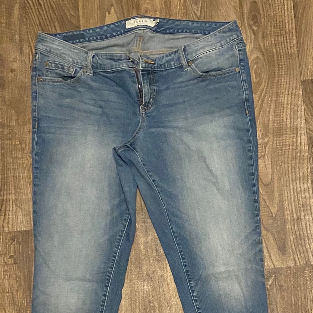 Light wash denim jeans with a stretch